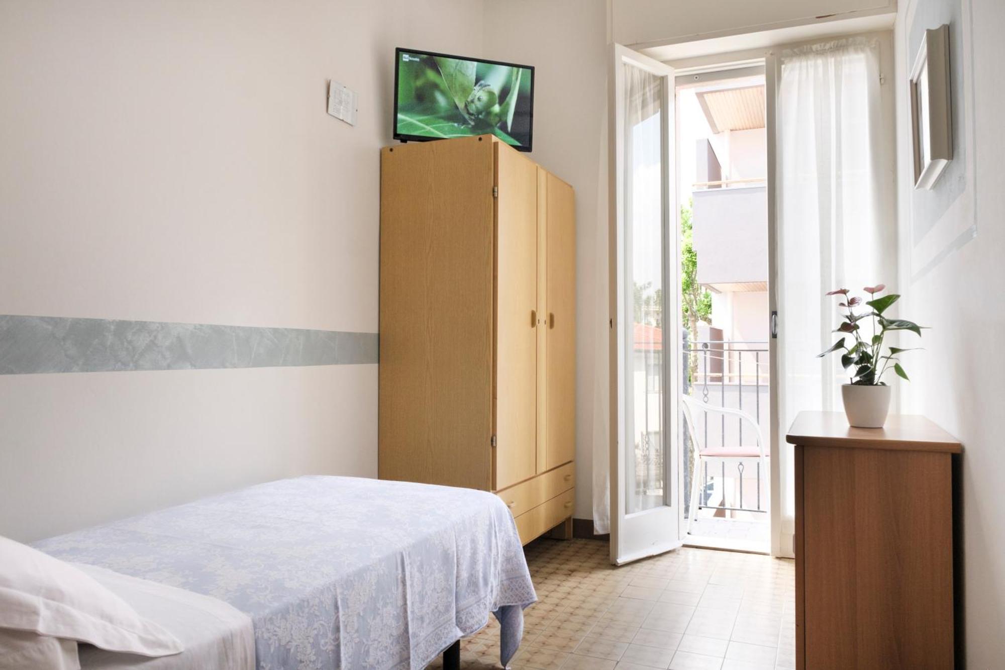 Hotel Cheri Римини Экстерьер фото