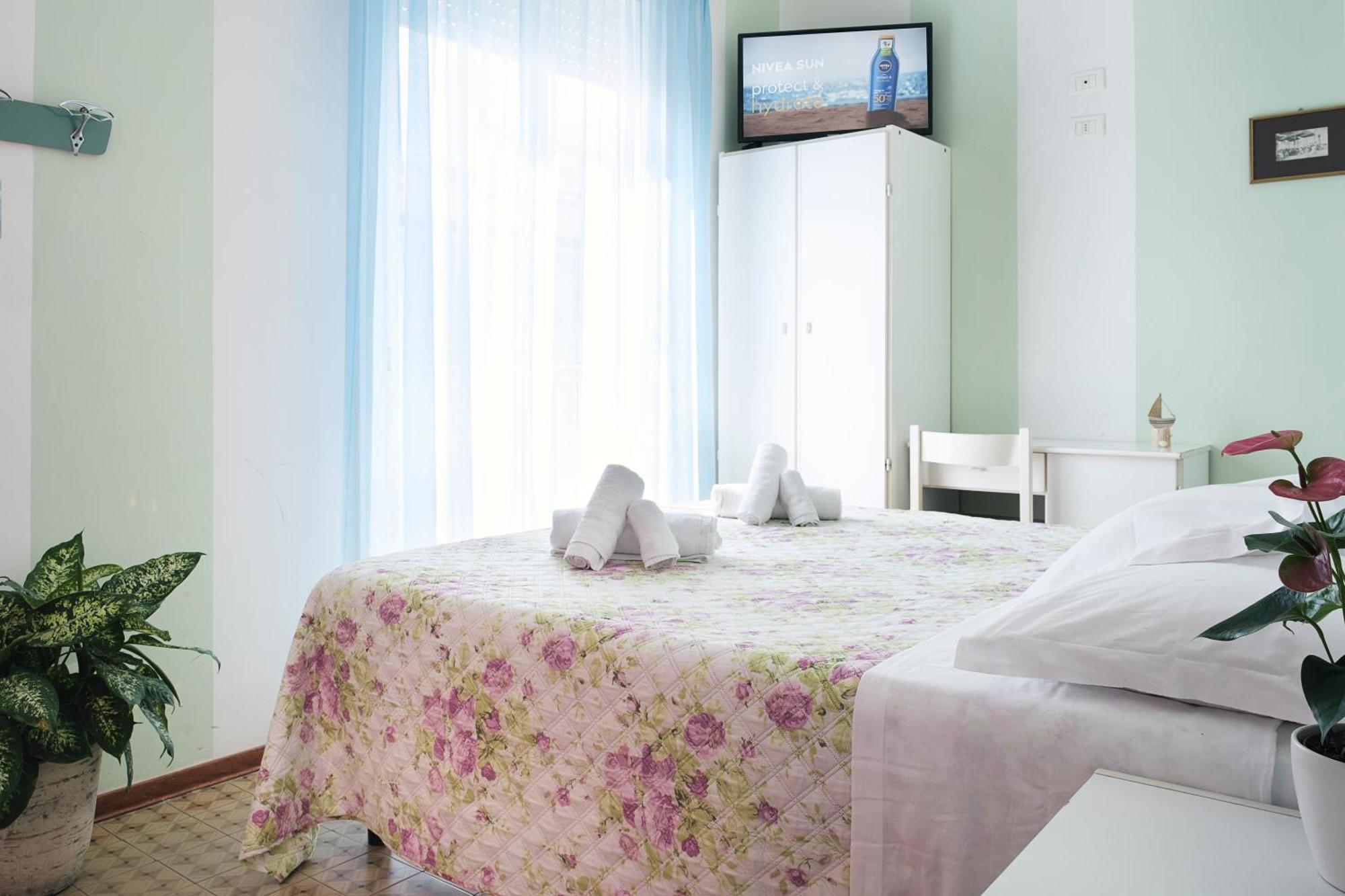 Hotel Cheri Римини Экстерьер фото