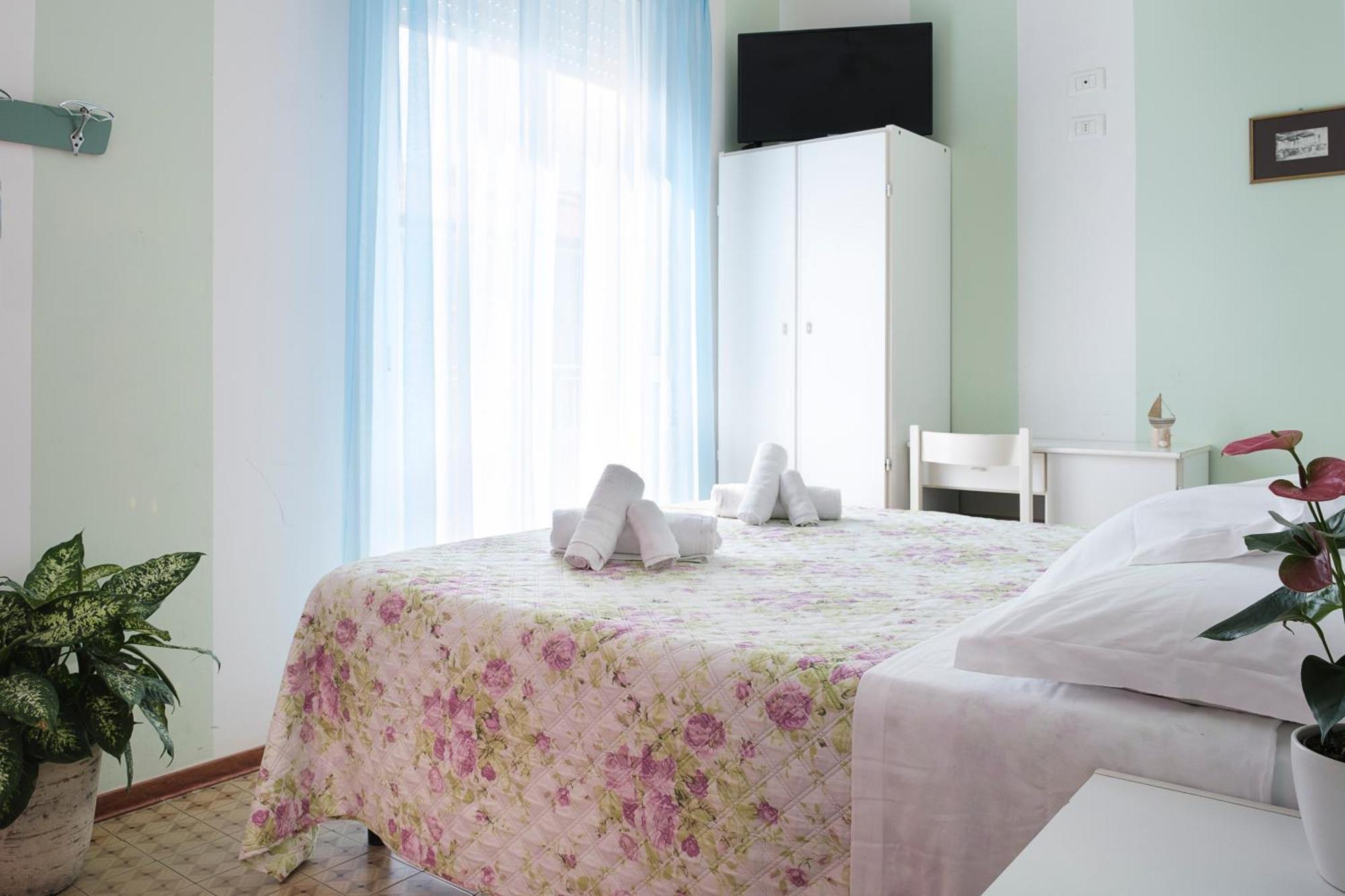 Hotel Cheri Римини Экстерьер фото