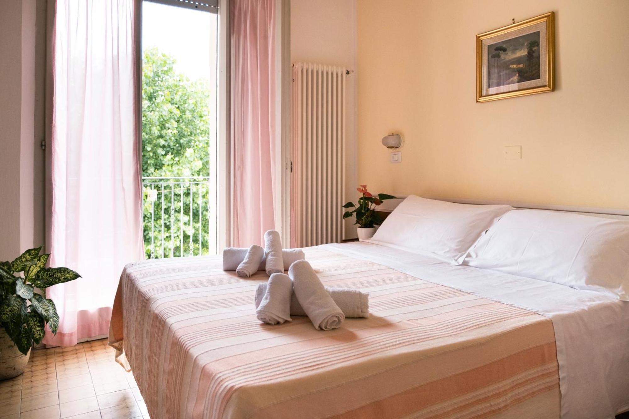 Hotel Cheri Римини Экстерьер фото