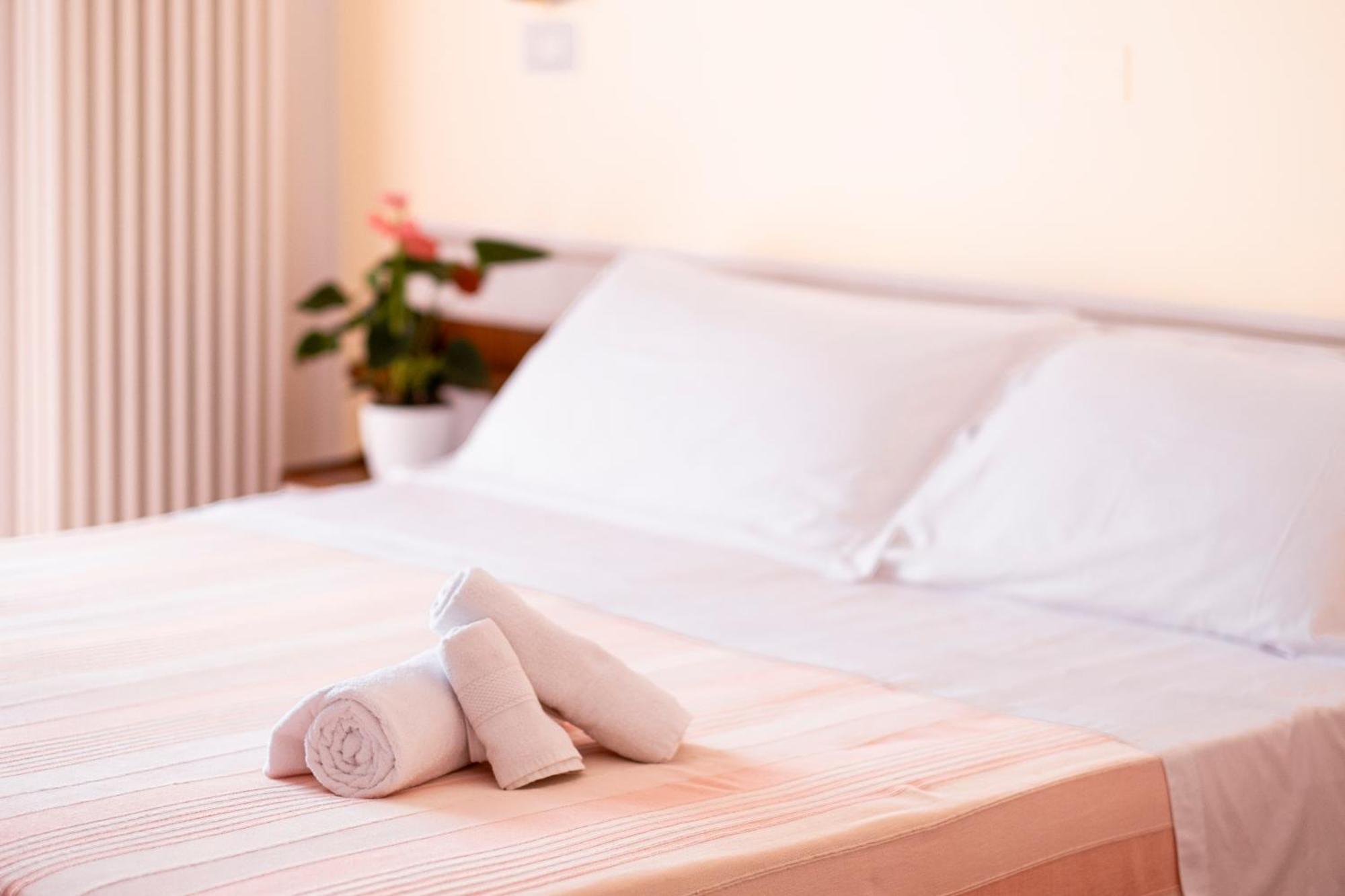 Hotel Cheri Римини Экстерьер фото