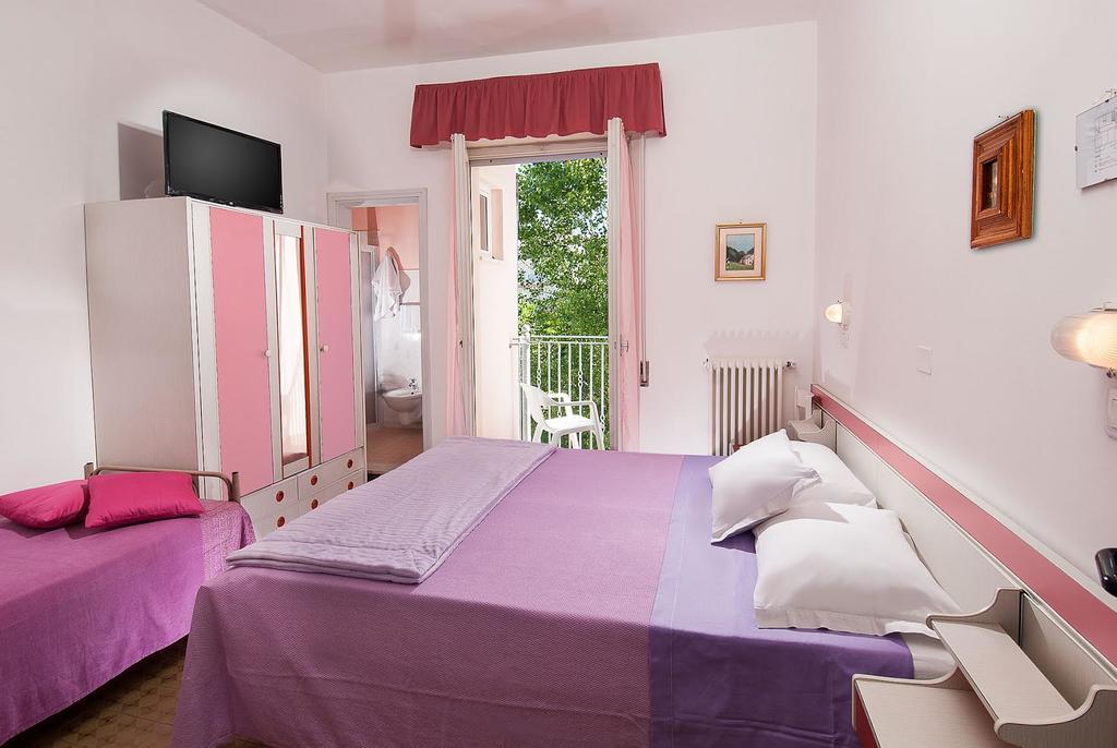 Hotel Cheri Римини Экстерьер фото